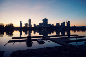 Wiener Stadtsilhouette in der Abenddämmerung von der Alten Donau.