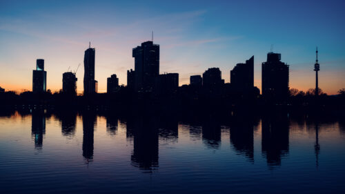 Wiener Stadtsilhouette bei goldener Stunde von der Erholungszone Alte Donau.