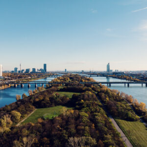 Luftaufnahme der Donauinsel und der Donau in Wien.
