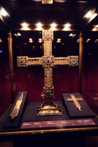 Croix impériale (Reichskreuz) au Trésor impérial de Vienne, chef-d'oeuvre d'orfèvrerie médiévale et l'un des plus précieux trésors du Saint-Empire.