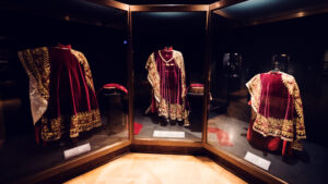 Collection de vêtements impériaux au Trésor impérial de Vienne, témoignage de siècles de cérémonial des Habsbourg.