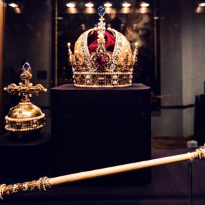 Corona imperiale di Rodolfo II (1602) al Tesoro imperiale di Vienna, capolavoro di oreficeria rinascimentale e simbolismo regale.