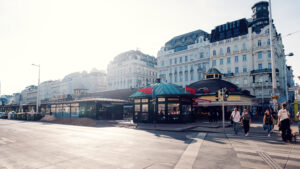 Sonnenuntergang am Naschmarkt im goldenen Licht über den historischen Gebäuden.