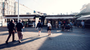 Lebhafte Morgenszene am Wiener Naschmarkt.