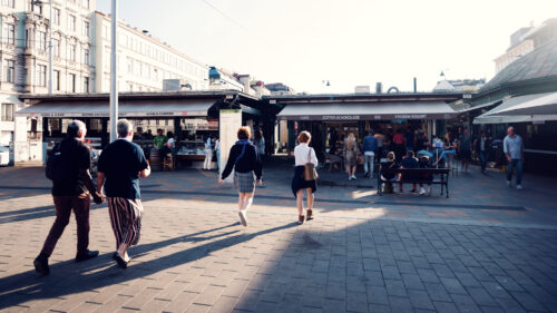 Lebhafte Morgenszene am Wiener Naschmarkt.