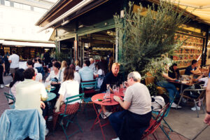 Restaurantreihe am Wiener Naschmarkt.
