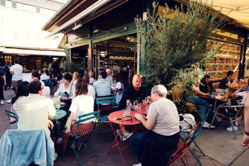 Restaurantreihe am Wiener Naschmarkt.