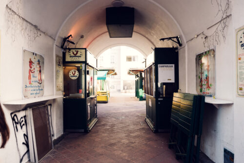 Historische Jugendstilarchitektur an den Marktständen des Naschmarkts.