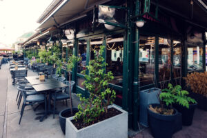 Restaurantterrasse am historischen Wiener Naschmarkt.