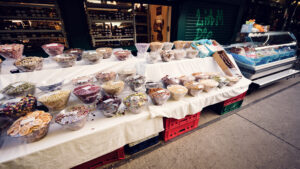 Nuss- und Trockenfrüchtestand am Naschmarkt mit frisch gerösteten Mandeln, Walnüssen, Pistazien und exotischen Sorten.