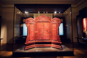 Chinese Three-Part Throne Screen (Baozuo Pingfeng) at Weltmuseum Wien.