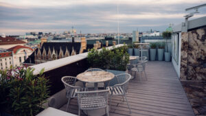 Coins salon entourés de plantes sur la terrasse de l'Atmosphere Rooftop Bar, idéaux pour des photos naturelles.