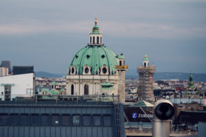 Vue sur le profil de Vienne depuis l'Atmosphere Rooftop Bar avec l'église Saint-Charles.