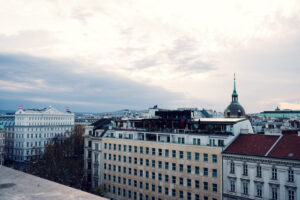 Le mélange d'architecture baroque et moderne de Vienne, visible depuis l'Atmosphere Rooftop Bar.