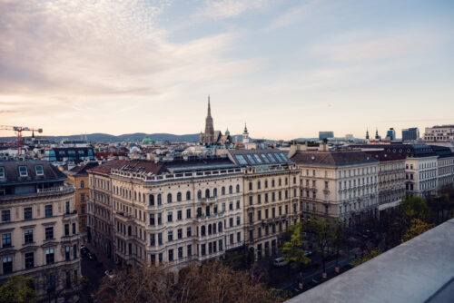 Point de vue de l'Atmosphere Rooftop Bar sur le centre historique de Vienne, patrimoine UNESCO, avec la flèche de 137 mètres de la cathédrale Saint-Étienne dominant le 1er arrondissement.