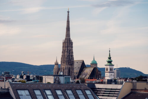 Atmosphere Rooftop Bar Vienne, vue panoramique sur la cathédrale Saint-Étienne et le profil de la ville.