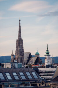 Vue depuis l'Atmosphere Rooftop Bar sur le 1er arrondissement de Vienne avec la flèche de la cathédrale Saint-Étienne.
