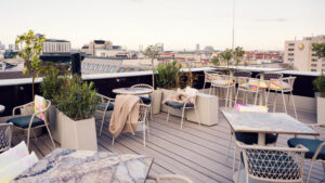 Espace salon de l'Atmosphere Rooftop Bar à Vienne.