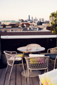 Espace clients de l'Atmosphere Rooftop Bar à Vienne avec du mobilier contemporain.