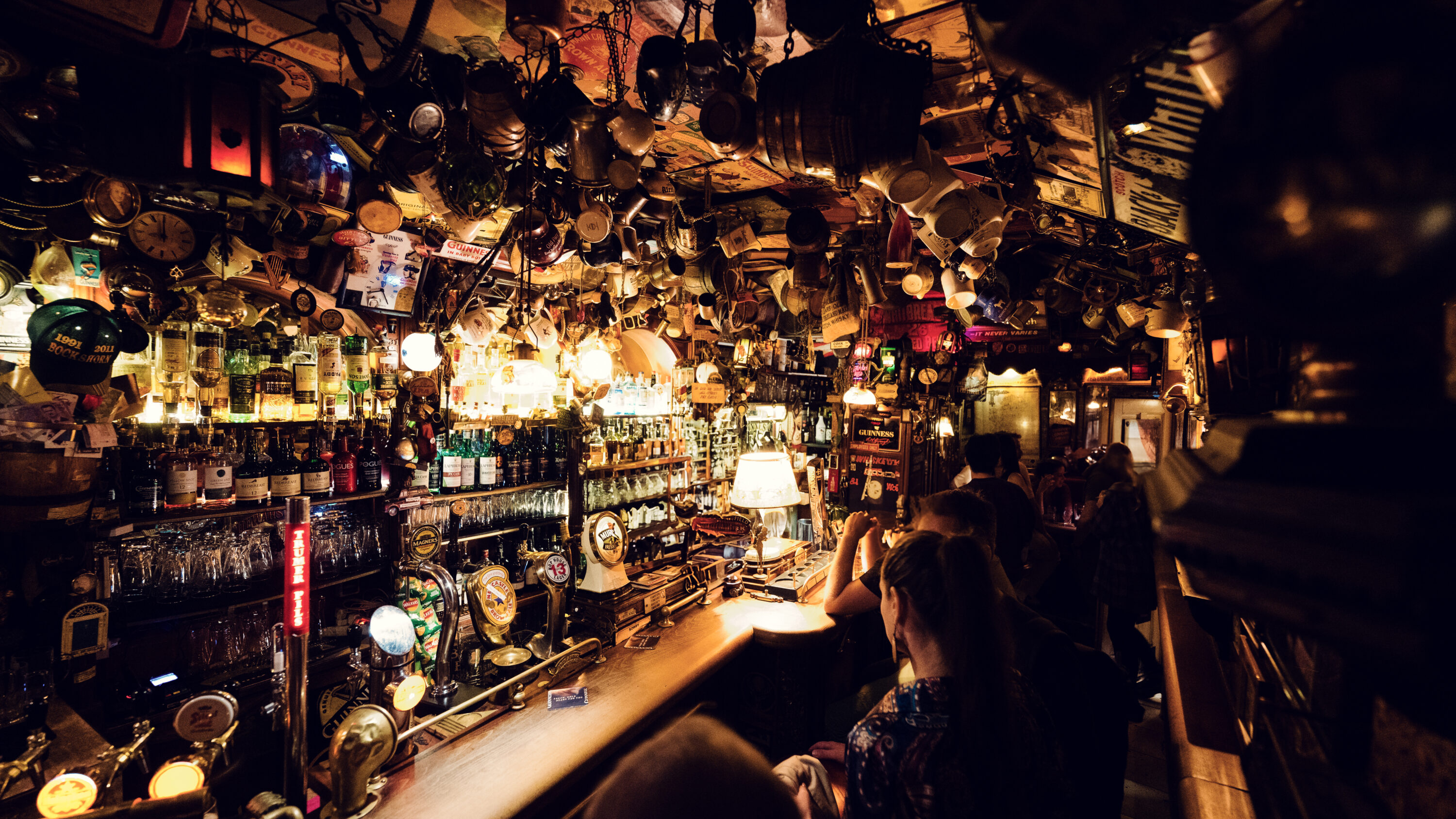 Bar-Detail, das die Auswahl an Craft-Bieren und die Zapfvielfalt im Bockshorn zeigt.