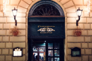 Ingresso storico del Flanagans Irish Pub nel centro di Vienna.