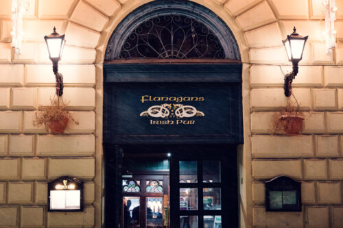 Ingresso storico del Flanagans Irish Pub nel centro di Vienna.