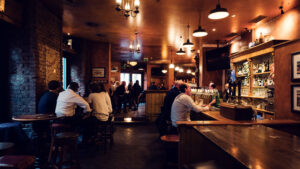 Pannelli in legno scuro e illuminazione calda all'interno del Flanagans Irish Pub di Vienna.