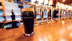 Pinta di Guinness perfettamente spillata al Flanagans Irish Pub di Vienna.