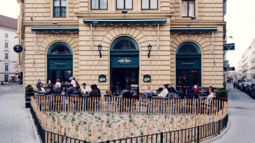 Terrazza con arredi da pub tradizionali al Flanagans Irish Pub di Vienna.