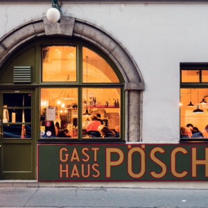 Entrée historique du Gasthaus Pöschl à Vienne.