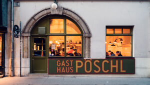 Ingresso storico del Gasthaus Pöschl a Vienna.