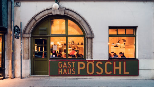 Ingresso storico del Gasthaus Pöschl a Vienna.