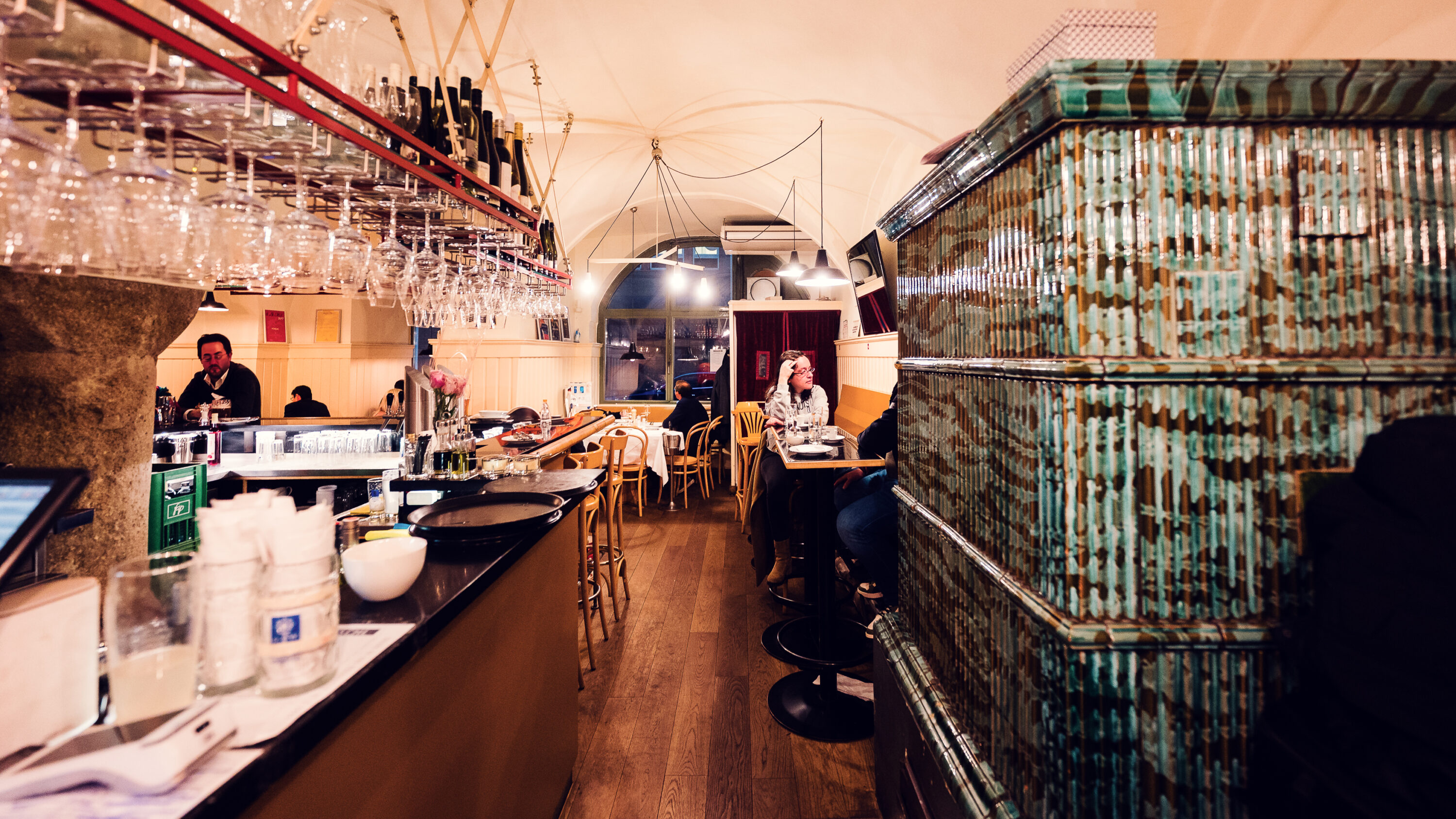 Interni tradizionali con pannelli in legno e arredi d'epoca al Gasthaus Pöschl a Vienna.