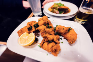 Backhendl dorato servito al Gasthaus Pöschl a Vienna.