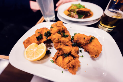 Backhendl dorato servito al Gasthaus Pöschl a Vienna.