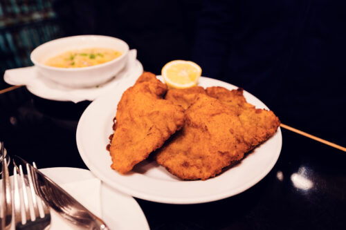 Autentica Wiener Schnitzel al Gasthaus Pöschl, perfettamente impanata e servita.