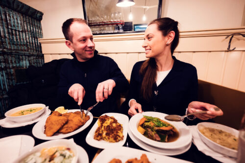 Adriana e Mario che gustano autentica cucina viennese in un ambiente intimo.