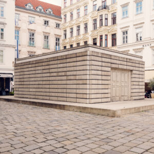 Weitwinkelblick auf den Judenplatz in Wien mit dem Holocaust-Mahnmal und den umliegenden historischen Gebäuden.