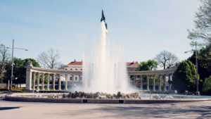 Hochstrahlbrunnen (fontana del Grande Getto) sulla Schwarzenbergplatz a Vienna.