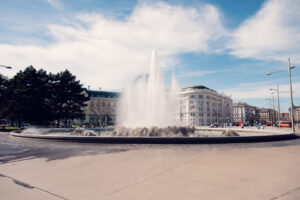 Hochstrahlbrunnen sulla Schwarzenbergplatz a Vienna di giorno con la vasca circolare e i molteplici getti d'acqua.
