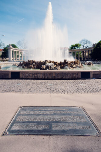 Historical view of the Hochstrahlbrunnen (High Jet Fountain) at Schwarzenbergplatz, a significant Viennese landmark constructed in 1873 to celebrate the city's first alpine water supply system.