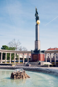 Il memoriale sovietico alto 20 metri sulla Schwarzenbergplatz a Vienna con la statua del soldato dall'elmo dorato in cima a una colonna di marmo.