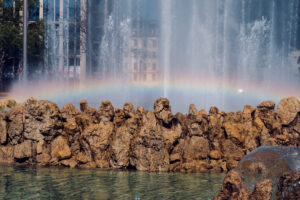 Dettaglio del getto d'acqua centrale della fontana Hochstrahlbrunnen sulla Schwarzenbergplatz a Vienna.