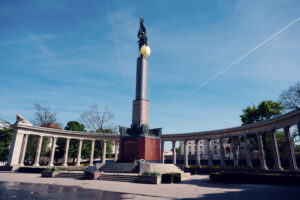 Memoriale sovietico sulla Schwarzenbergplatz a Vienna con il colonnato e l'obelisco centrale, un monumento del periodo di occupazione sovietica dopo la Seconda Guerra Mondiale.