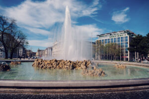 Primo piano dei getti d'acqua della fontana Hochstrahlbrunnen sulla Schwarzenbergplatz.