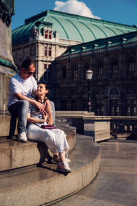 Adriana und Mario fotografiert beim Albertina Museum Wien.
