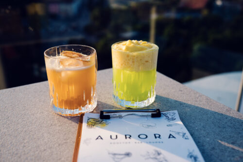 Cócteles en la Aurora Rooftop Bar de Viena, con vistas panorámicas sobre la ciudad.