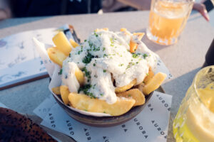 Patatas fritas crujientes con mayonesa de trufa en la Aurora Rooftop Bar de Viena.