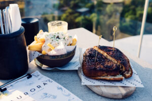 Sándwich gourmet y patatas fritas con mayonesa de trufa en la Aurora Rooftop Bar de Viena.