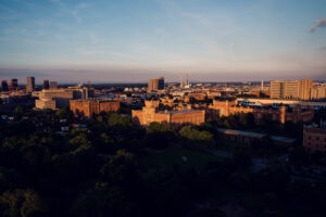 Puesta de sol desde la Aurora Rooftop Bar de Viena, luz dorada del atardecer sobre los barrios históricos.